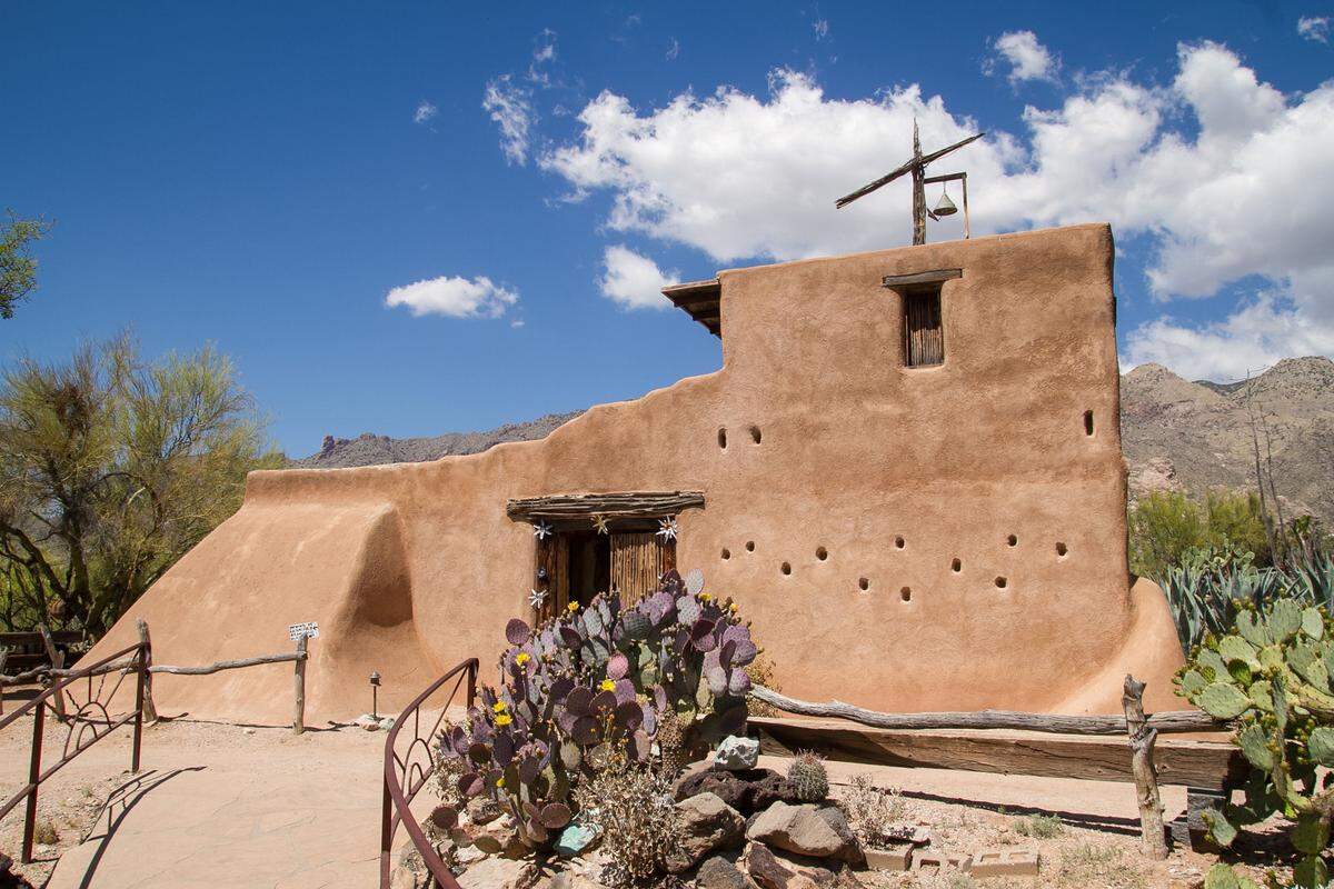 Ein Museum aus Lehmziegeln findet sich in Tucson, Arizona.  Ettore "Ted" DeGrazia fertigte das Gebäude in den 1950er und 1960er Jahren mit seinen Freunden auf einem über 4000 Quadratmeter großen Gelände. Es umfasst neben dem Museum, wo seine Werke besichtigt werden können, auch sein Wohnhaus und seine eigene Kapelle, die die Mission in the Sun. 