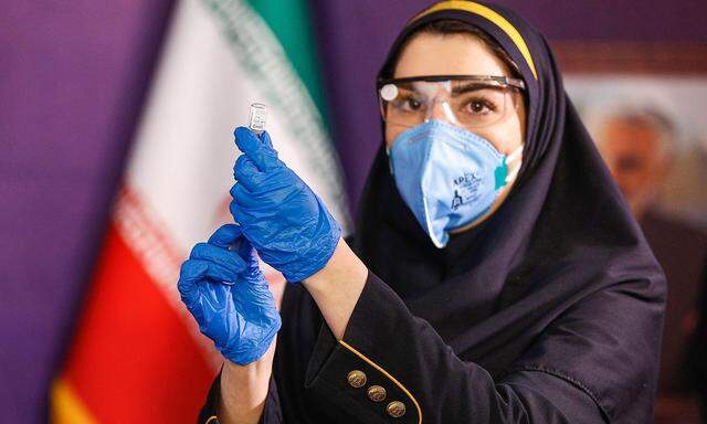 In Teheran testet man im Iran entwickelte Impfstoffe, bis zu deren Zulassung es aber noch ein weiter Weg sein dürfte.
