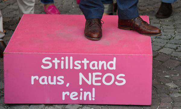 "Der pinke Stachel im Sitzfleisch": In fünf Bundesländern sind die Neos nun als Oppositionspartei vertreten, nämlich in den Landtagen von Wien, Vorarlberg, Tirol, Niederösterreich und Salzburg. Darüber hinaus sind die Neos bundesweit in über 40 Gemeinden präsent.