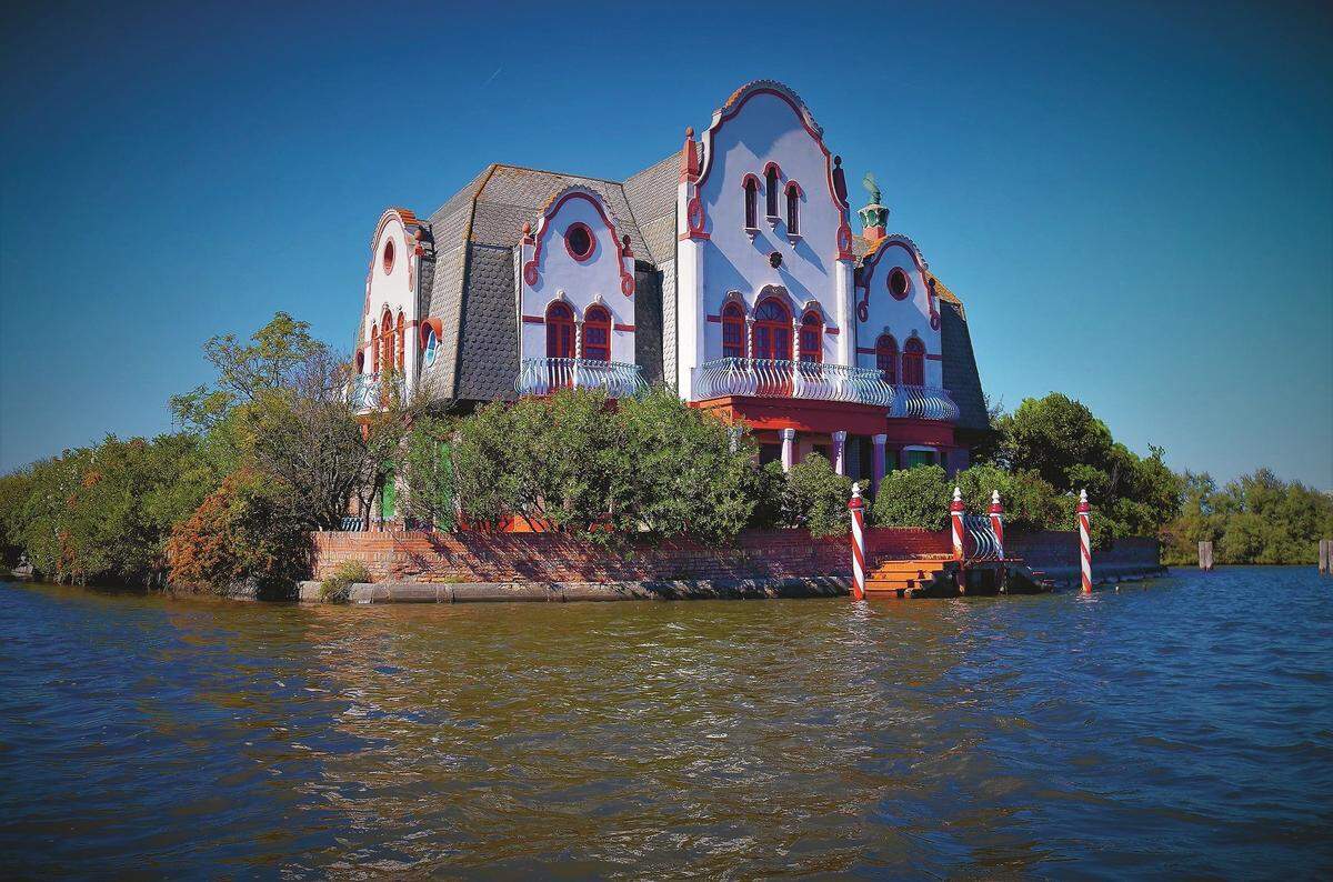 In der bereits von den alten Römern besiedelten Region Valle Zappa steht die malerische Casone Zappa. Erbaut im Jahr 1927 von dem venezianischen Architekten Duilio Torres mutet das Gebäude wie ein holländisch-gotisches Märchenschloss für Fischer an.