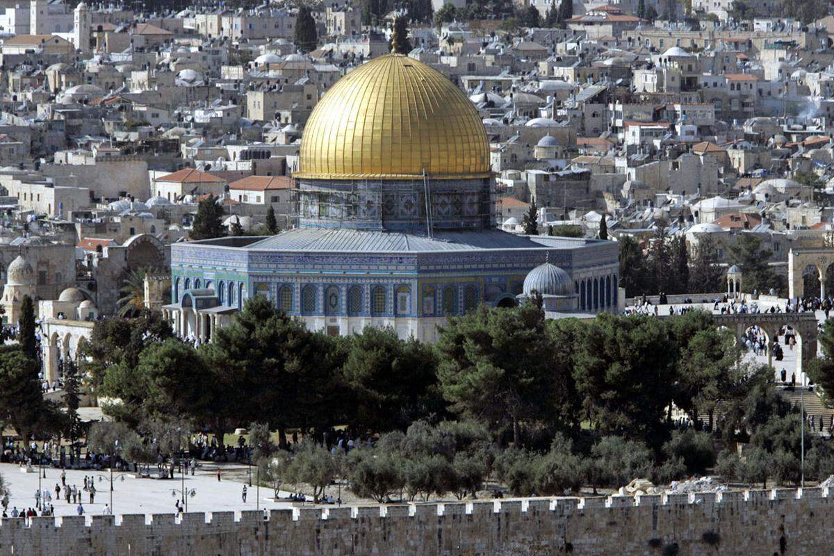 Der mittelalterliche Orden wurde um 1119 von Hugo de Payens zum Schutz der Pilger auf dem Tempelberg in Jerusalem gegründet. Ihr Kennzeichen war der weiße Mantel mit dem roten Tatzenkreuz. Der Orden verfügte über immense Reichtümer, weshalb Philipp IV. am Freitag, den 13. Oktober 1307, alle Templer in Frankreich unter dem Vorwand des Teufelsdienstes gefangen nehmen ließ - ihr Ende bedeutete das freilich nicht.