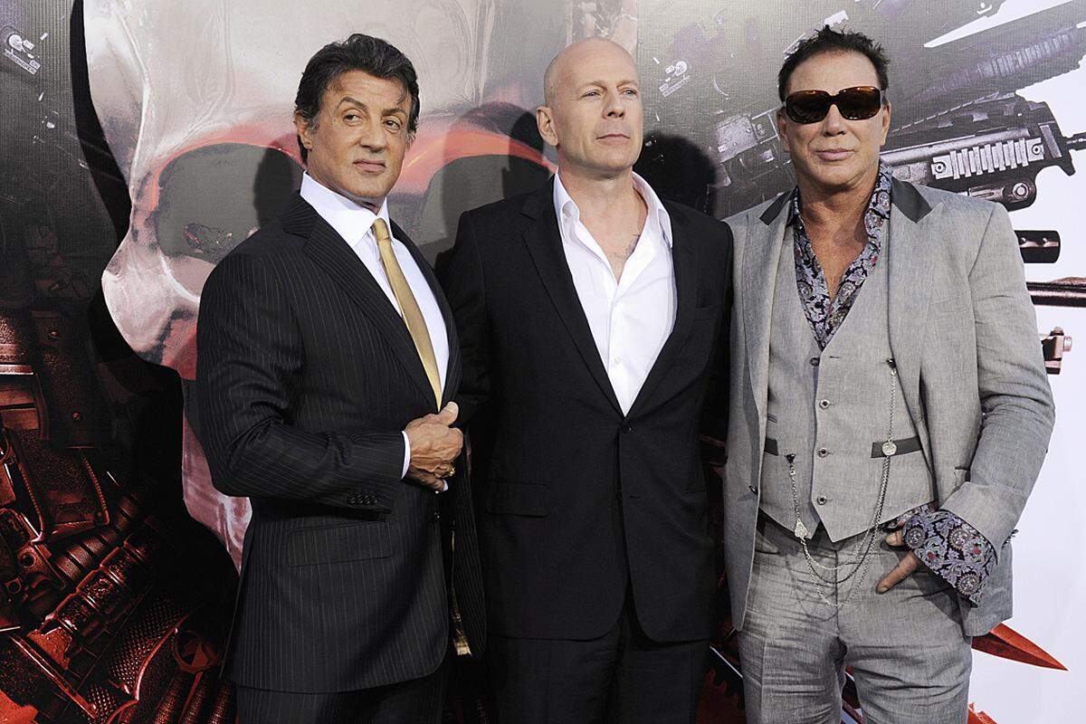 So kam es dann 2010 zu einer kleinen Sensation: Stallone drehte zusammen mit Schwarzenegger einen Film: "The Expendables". Überhaupt schaffte es Stallone beinahe die gesamte Actionfilm-Elite der 80er und 90er in seinem Film zu versammeln: Unter anderem Mickey Rourke und Bruce Willis (im Bild), Dolph Lundgren und Jet Li. Dazu gesellten sich noch Mixed-Martial-Arts-Star Randy Couture, Wrestler Steve Austin und "Transporter" Jason Statham. Fazit: Stallone glückte das Comeback, und wie: Der Streifen spielte bei einem Budget von 80 Millionen Dollar mehr als 270 Millionen ein.