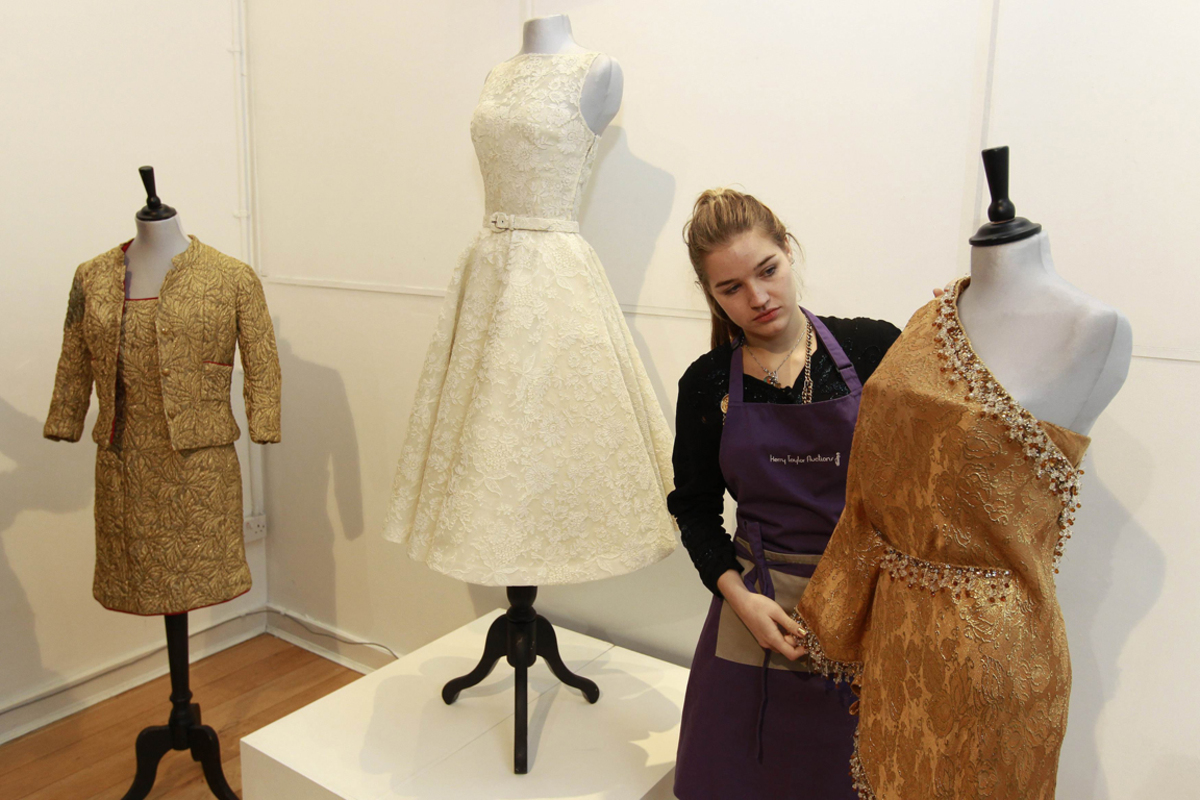 Auch Kleidung von Stilikone Elizabeth Taylor kam unter den Hammer. So wie das goldene Chanel-Kleid und der Sari von Balenciaga.