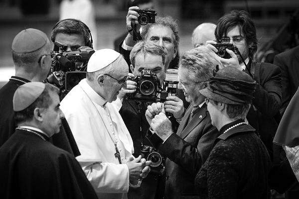 PETER LECHNER: Toi, toi, toi, Petersplatz, Rom, 19.3.2013 Heinz Fischer wünscht dem neuen Papst Franziskus bei seiner Inauguration in Rom alles Gute.