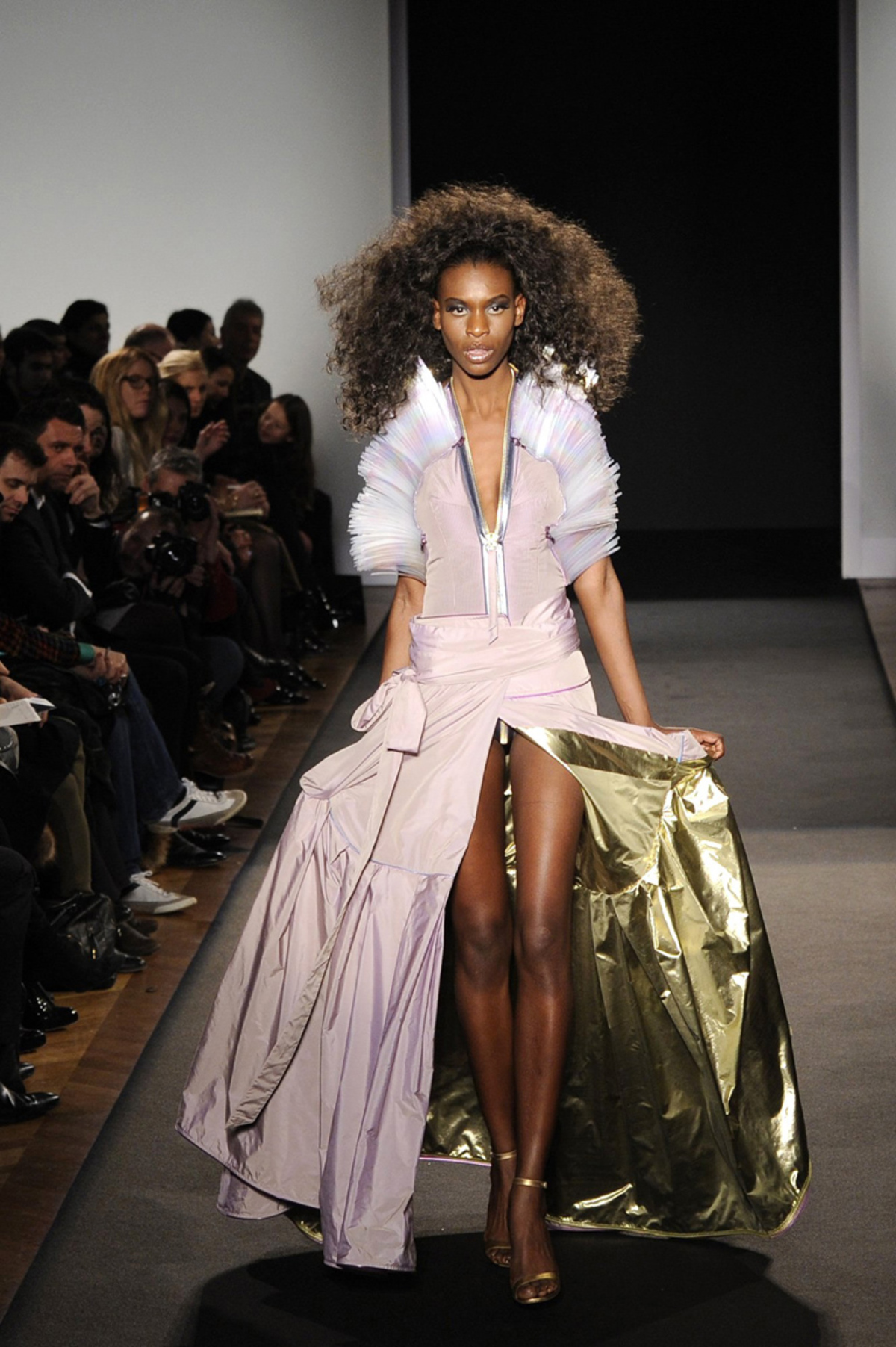 Sieht zwar nicht aus wie Haute Couture, ist aber trotzdem welche. Julien Fournie kombiniert Farbe und legere Schnittführung mit Disco Attitüde und handgenähtem Saum.