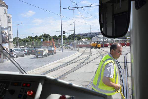 Und jetzt wird es knifflig. An der Kreuzung Prinz Eugen-Straße / Gürtel soll der 68er vom Gürtel kommend nach links auf die Prinz Eugen-Straße abbiegen. Geht aber nicht, weil gleistechnisch nicht möglich, wie uns versichert wird. Hier braucht es einen kleinen Umweg. Der 68er biegt also kurzfristig rechts auf die Arsenalstraße ab. (Die Weichen werden in Zukunft automatisch geregelt, für die Probefahrt muss noch der Fahrer ausrücken.)