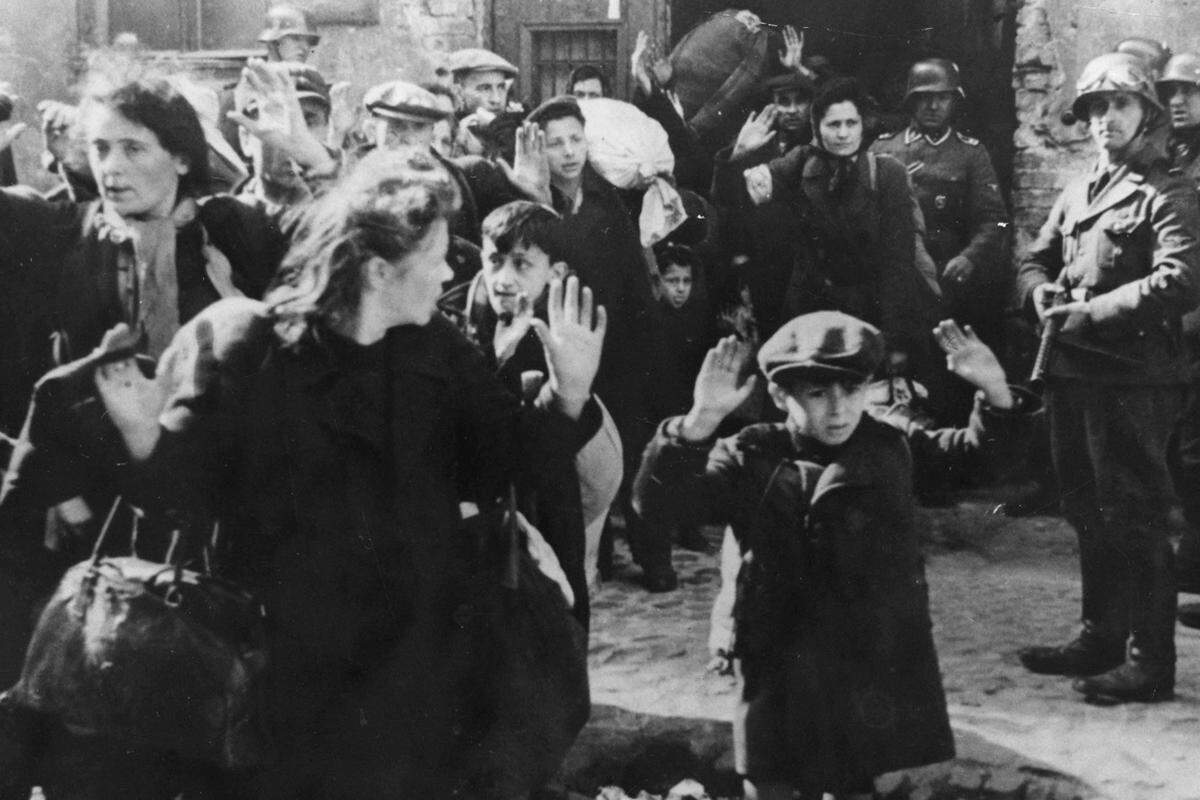 In der Nacht vom 15. auf den 16. November 1940 wurde das Ghetto abgeriegelt. Damit drängten sich etwa 30 Prozent der Warschauer Bevölkerung auf 2,4 Prozent des Stadtgebiets. Bewacht wurde es auf der „arischen" Seite von deutscher und polnischer Polizei, auf der jüdischen Seite vom „Ordnungsdienst“ - einer jüdischen Polizeieinheit. Außerhalb des Ghettos durften sich Juden nur mit Passierschein bewegen. Trugen sie keinen bei sich, drohte ihnen die Todesstrafe.