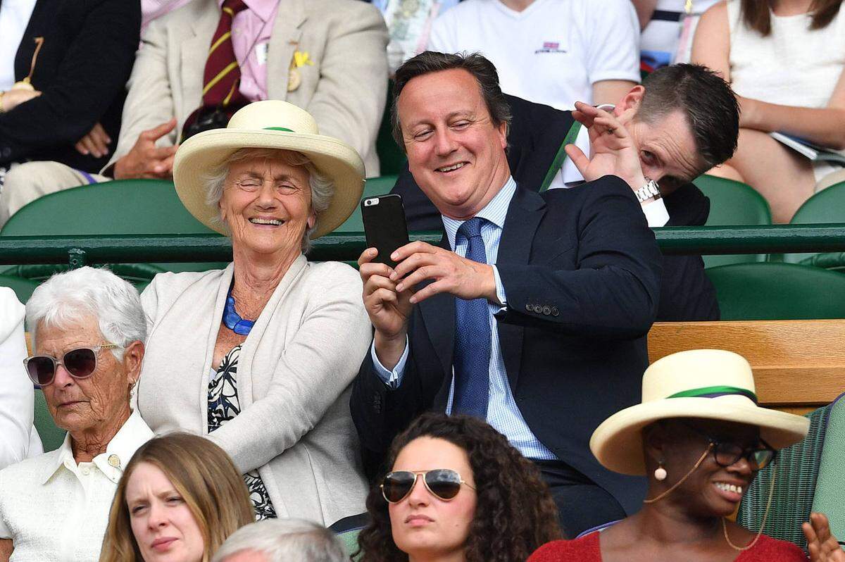 Ex-Premierminister David Cameron konnte nicht auf ein Selfie mit seiner Mutter verzichten.