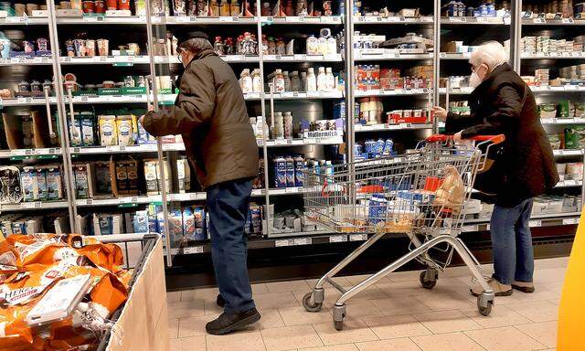 Einkauf in einem Supermarkt oder Discounter. Einkauf *** Shopping in a supermarket or discount store Shopping