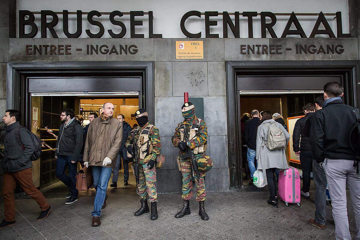 Viele Brüsseler gingen am Mittwoch wieder zur Arbeit. Die Polizeipräsenz war groß. Überall waren Soldaten postiert - auch bei der Station Zentral.