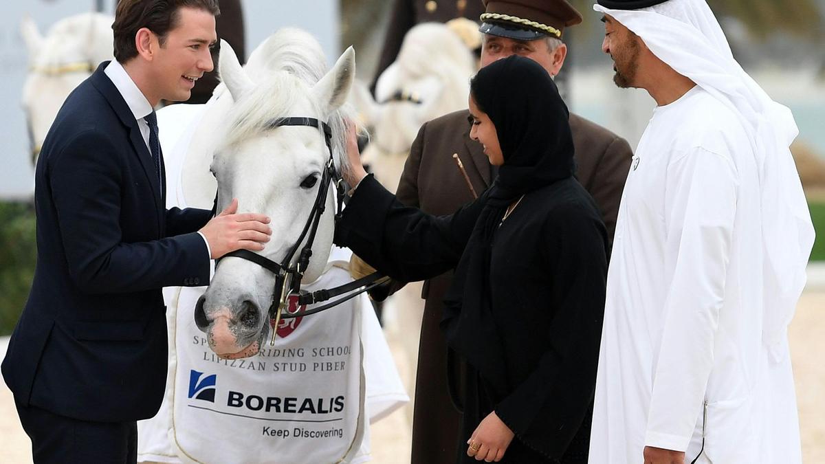 Der ehemalige Bundeskanzler Sebastian Kurz (ÖVP) wusste für gute Beziehung mit Kronprinz von Abu Dhabi, Mohammed Bin Zayed al Nahyan, zu sorgen und schenkte dessen Tochter im März 2019 einen Lipizzaner-Hengst. Am Tier sehr präsent ist auch die OMV-Tochter Borealis.