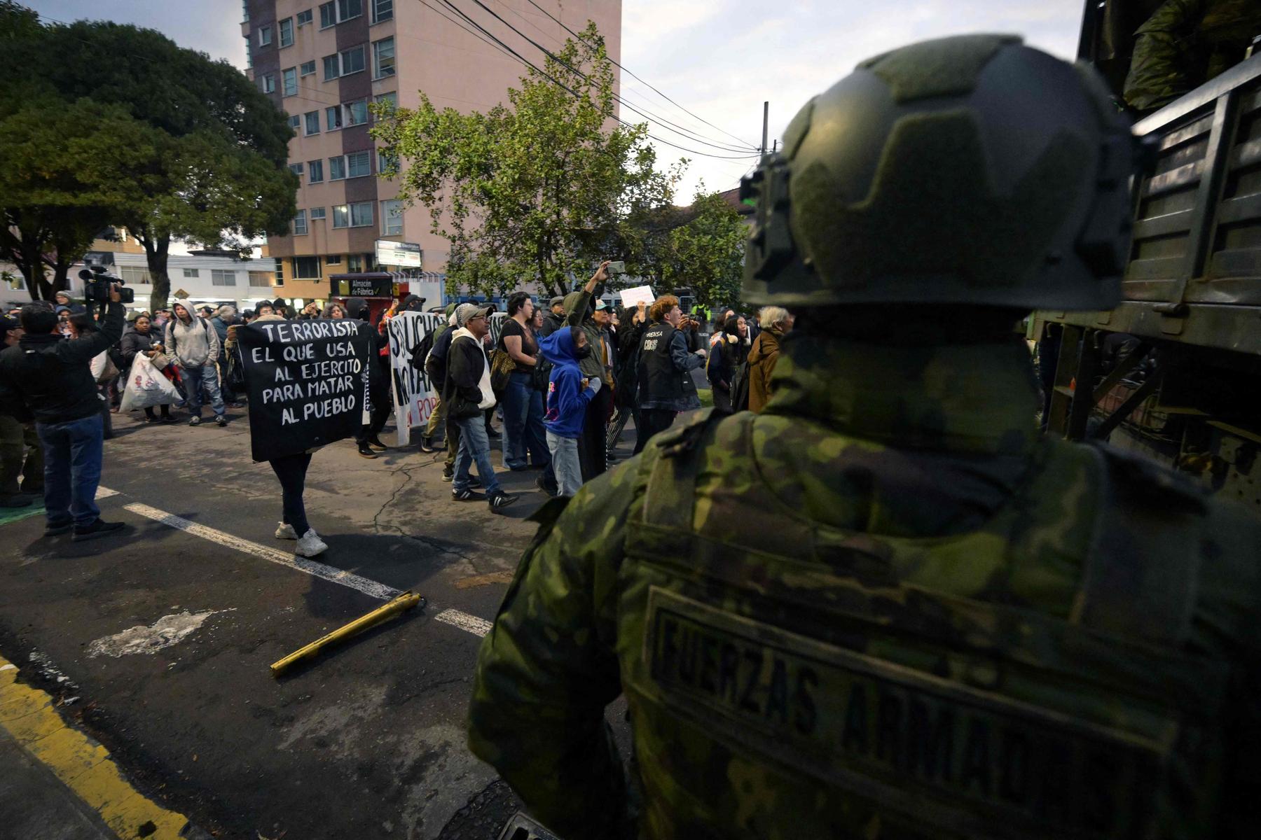 Ecuador: President Noboa's car attacked with stones