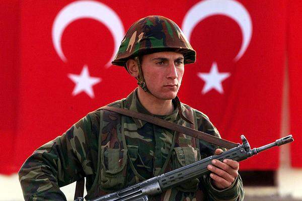 Im Herbst 2007 verstärkte die türkische Armee ihre Truppen im Südosten. Sie sollten die PKK innerhalb der Türkei bekämpfen und das Einsickern von Kämpfern aus dem Nordirak unterbinden. Nach einer Serie von kurdischen Angriffen und dem Tod von 30 Soldaten innerhalb von zwei Wochen stand die Regierung unter hohem Druck, ihr Vorgehen zu verschärfen. Das Parlament gab grünes Licht für grenzüberschreitende Einsätze.