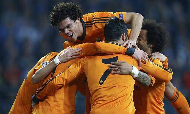 Real Madrid's Pepe and his teammates celebrate Gareth Bale's goal against Schalke 04 during their Champions League soccer match in Gelsenkirchen