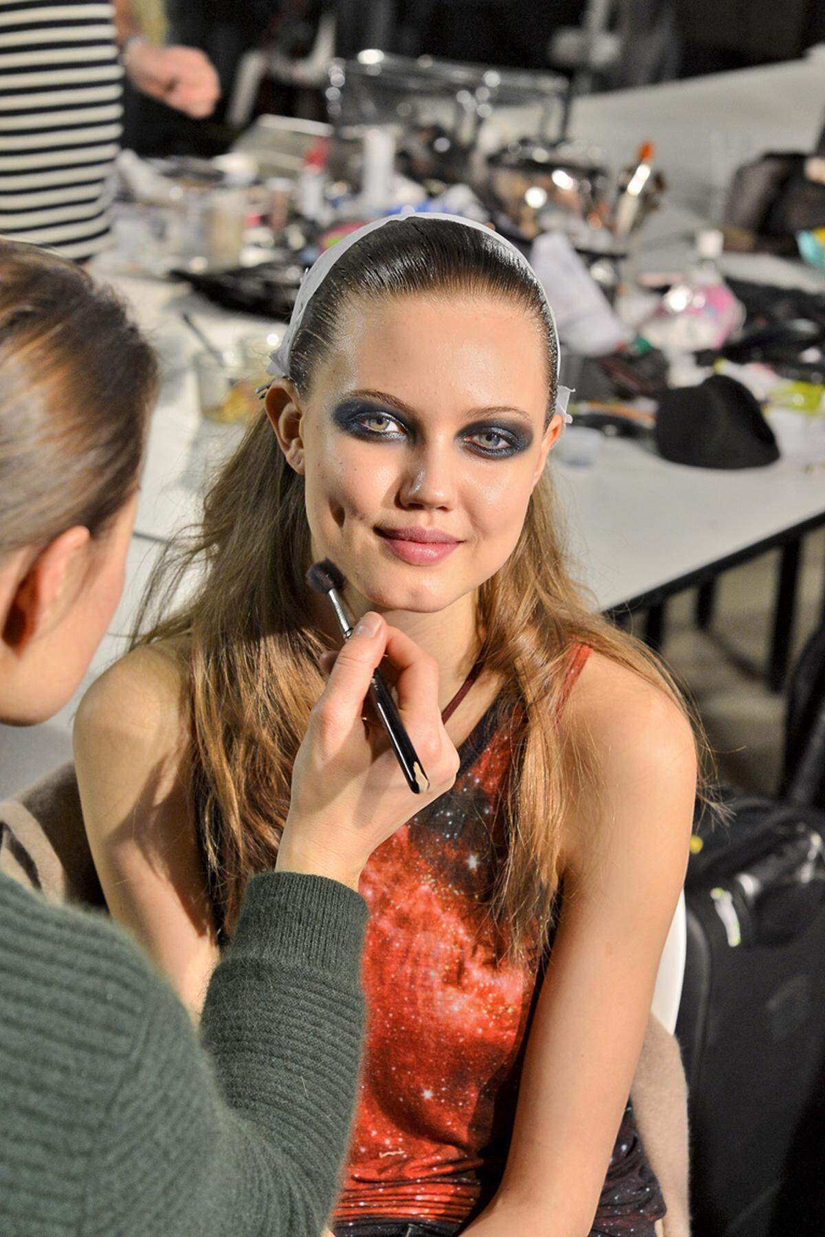 Das amerikanische Supermodel Lindsey Wixson, hier backstage bei „Atelier Versace“, darf als eines der unverwechselbarsten Gesichter nicht auf den Couture-Catwalks fehlen.