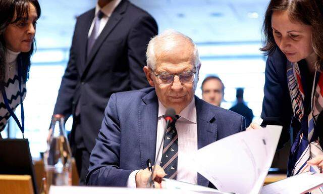 Auf dem Tisch liegt unter anderem der Vorschlag des EU-Außenbeauftragten Josep Borrell, weitere 500 Millionen Euro für die Lieferung von Waffen und andere militärische Ausrüstung bereitzustellen.