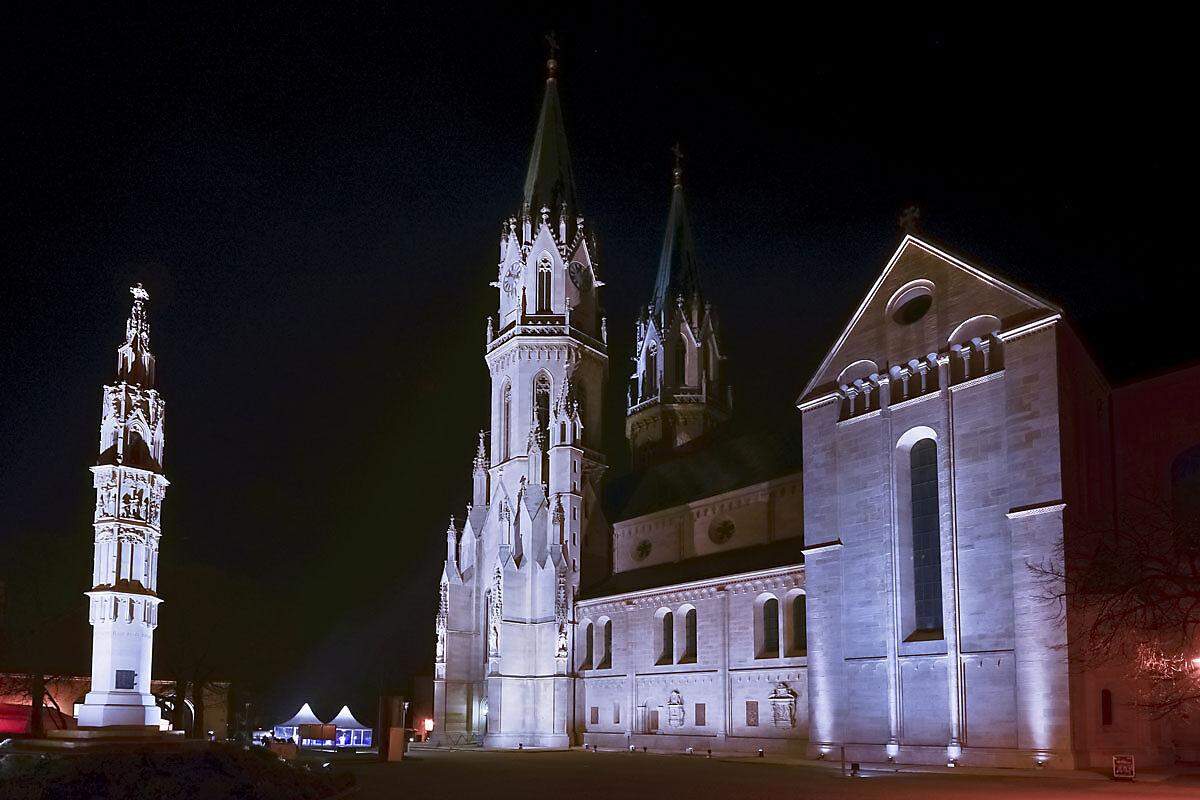 Anlässlich der Veranstaltung "Faszination Licht" wurde das Stift Klosterneuburg am Donnerstag Abend mit einer interaktiven LED-Lichtinszenierung in neues Licht gerückt. Erco, das Unternehmen im Segment der Architekturbeleuchtung, bot den 350 geladenen Gästen einen Einblick in das LED-Zeitalter.