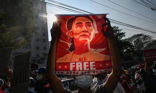 Die Militärjunta will Aung San Suu Kyi mutmaßlich mit den Prozessen zum Schweigen bringen.
