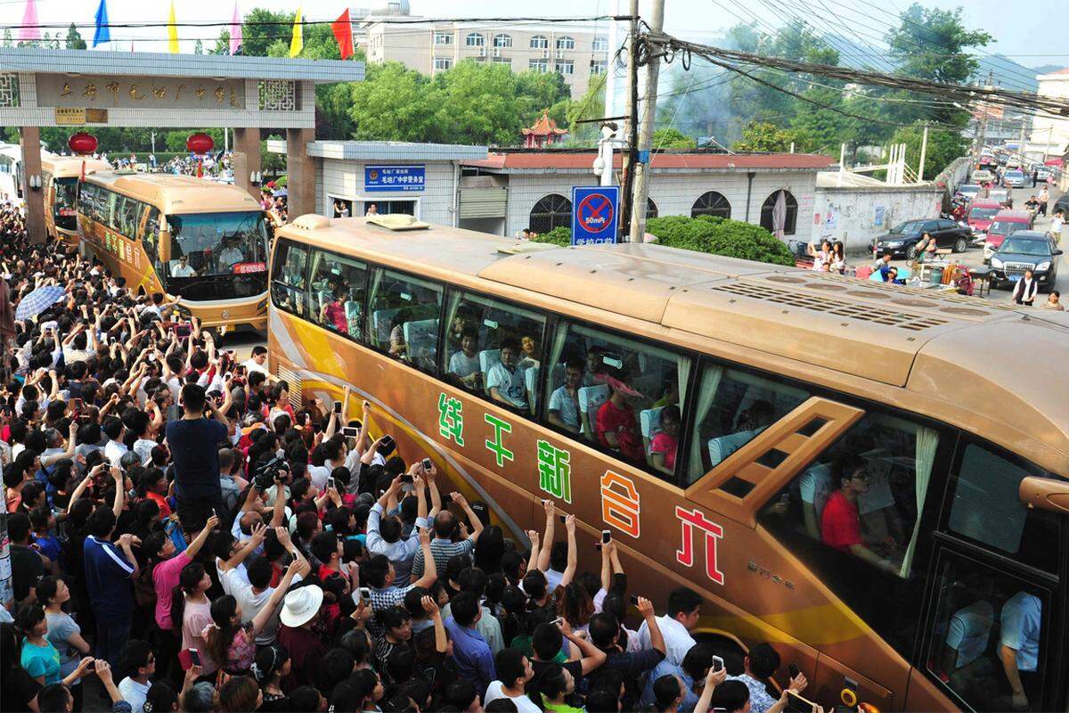 Schon Anfang Juni haben sich die chinesischen Schüler auf den Weg zur landesweite Uni-Aufnahmeprüfung gemacht. Angehörige wünschen ihnen Glück.