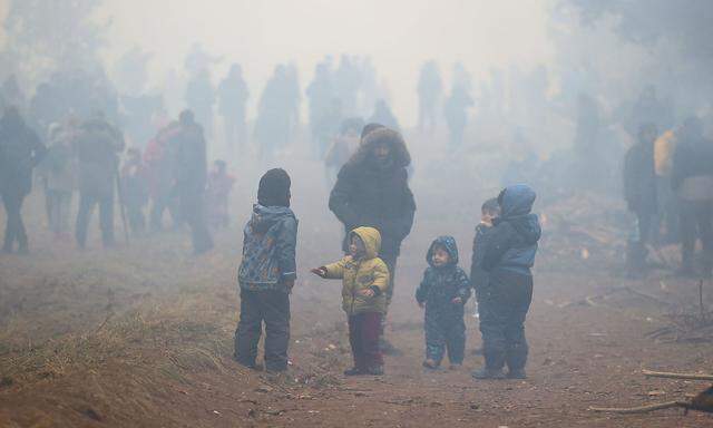 Das Bild entstand am 11. November an der polnisch-russischen Grenze. Familien aus dem Irak und Syrien sind hier gestrandet. 