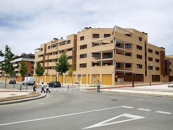 Ein Beispiel für die aktuelle Situation ist ein Hausprojekt in Valdeluz, 60 Kilometer nordöstlich von Madrid.Ursprünglich sollten 8500 Wohneinheiten errichtet werden. Tatsächlich wurden aber erst 2000 gebaut.