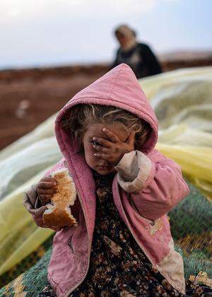 Eine syrische Kurdin mit ihrer Tochter nach der Flucht über die Grenze. Als Nachbarland bietet die Türkei den Flüchtlingen Schutz, aber keine langfristige Perspektive.