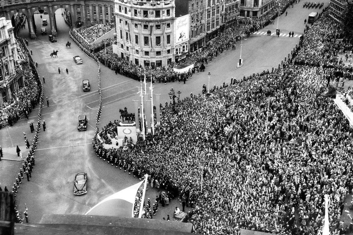 Ihre Krönungsfeier am 2. Juni 1953 ist eines der ersten globalen Medienevents. Viele kauften sich eigens einen Fernsehapparat, um dabei zu sein. Wer aber in der Nähe war, versuchte sein Glück rund um den Trafalgar Square in London.