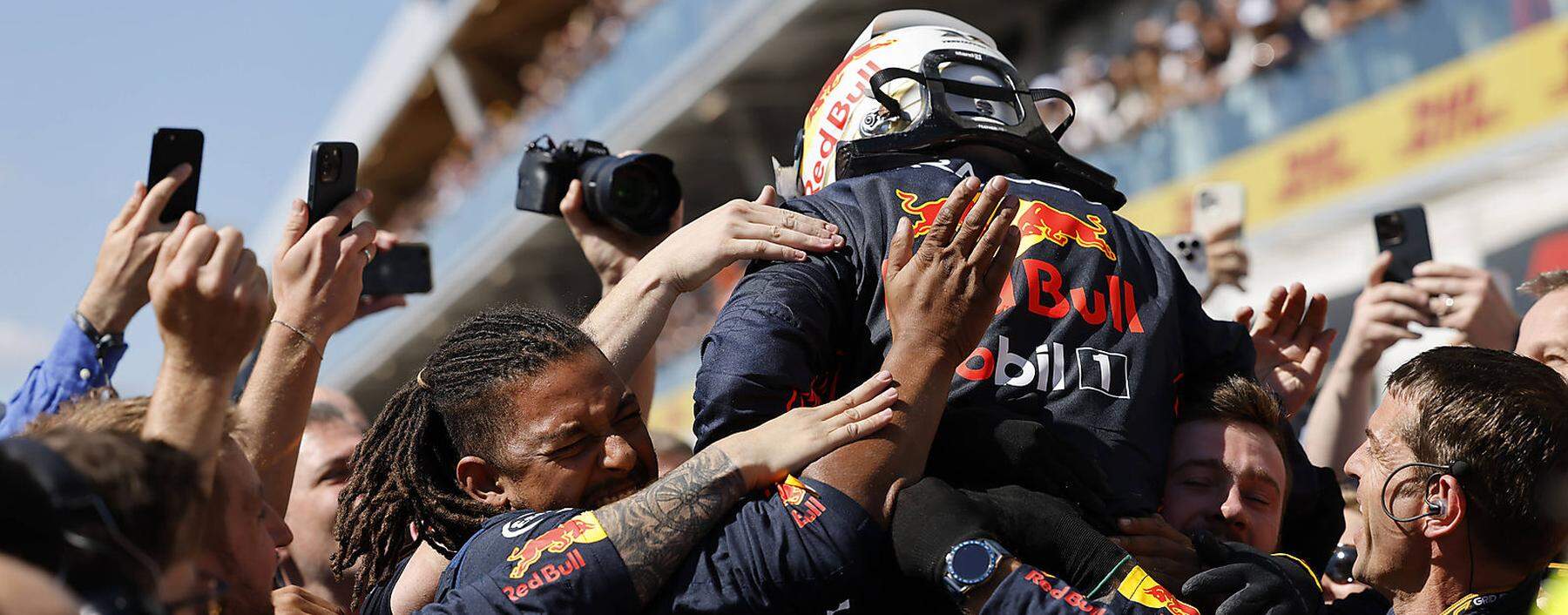 Red Bull Racing bejubelt Max Verstappen in Montreal.