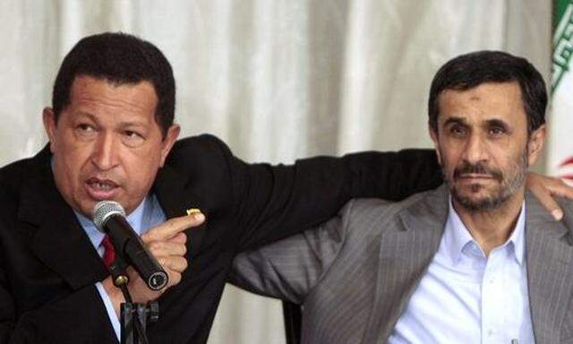Venezuelas Präsident Hugo Chavez und Irans Staatschef Mahmoud Ahmadinejad bei der Unterzeichnung eines Abkommens.