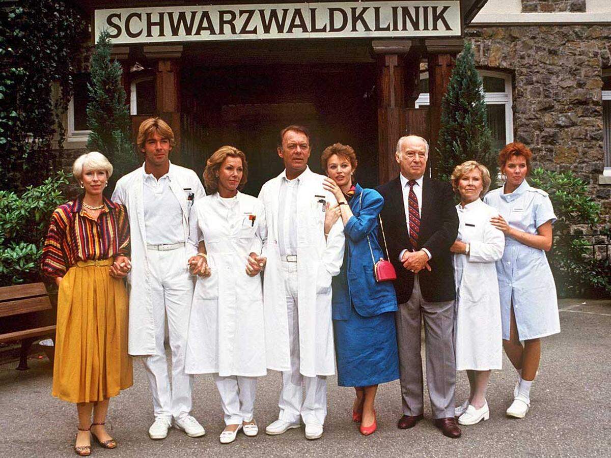 Weniger hektisch war der Krankehausalltag noch, als Klausjürgen Wussow als Professor Klaus Brinkmann in den 80er Jahren "Die Schwarzwaldklinik" leitete. Da blieb neben ausschweifenden Patientengesprächen und väterlicher Geduld für die Sorgen und Ängste seiner Patienten auch noch Zeit, um seinem Personal in privaten Problemen beizustehen.  Die Sendung wurde im Auftrag von ZDF und ORF produziert und zwischen 1985 und 1989 erstmals ausgestrahlt.