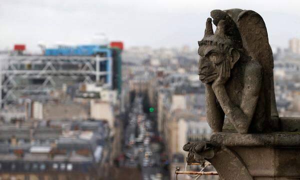 Berühmt sind auch die Wasserspeier bzw. die "Galerie des Chimeres". Die steinernen Fabelwesen blicken von der Balustrade auf Paris hinab. Inwiefern sie von dem Brand beschädigt wurden, ist noch nicht bekannt. Auf mehreren Bildern sind einige von ihnen aber auch am Tag nach der Katastrophe zu sehen.
