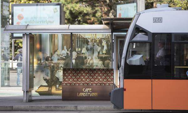 An ein kleines Kaffeehaus soll die Straßenbahnhaltestelle Rathausplatz/Burgtheater erinnern: Eine Werbekation des Café Landtmann, das heuer 150 Jahre alt wird. 