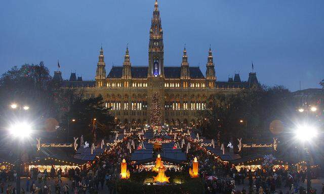 Mit rund drei Millionen Besuchern jährlich ist der Christkindlmarkt vor dem Wiener Rathaus der größte Weihnachtsmarkt in der Stadt.