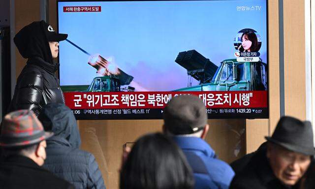 TV-Bilder, hier zu sehen auf einem Bahnhof in Seoul, zeigen nordkoreanische Artilleriegeschosse. 