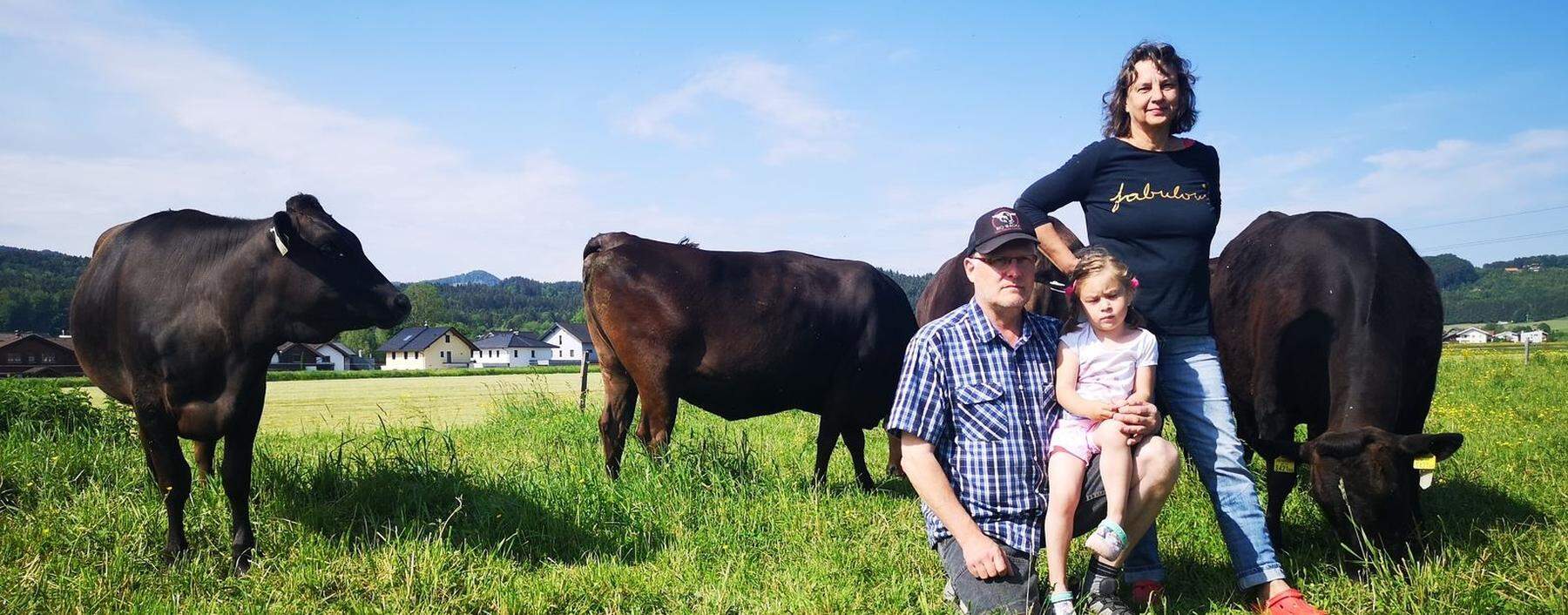 Anton Leitner mit Frau Doris und Enkelin Katharina inmitten der Rinder.
