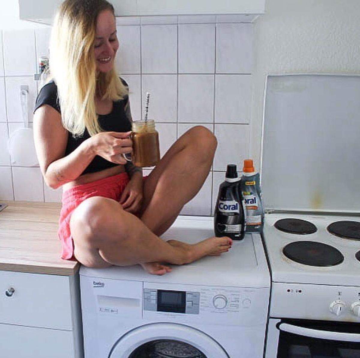 Marie-Lina trinkt auf ihrer Waschmaschine gerne Kaffee. 
