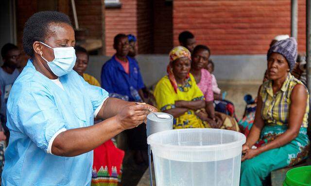 Archivbild vom 16. November 2022: Eine Frau desinfiziert Wasser in einem Gesundheitszentrum in Blantyre, Malawi.