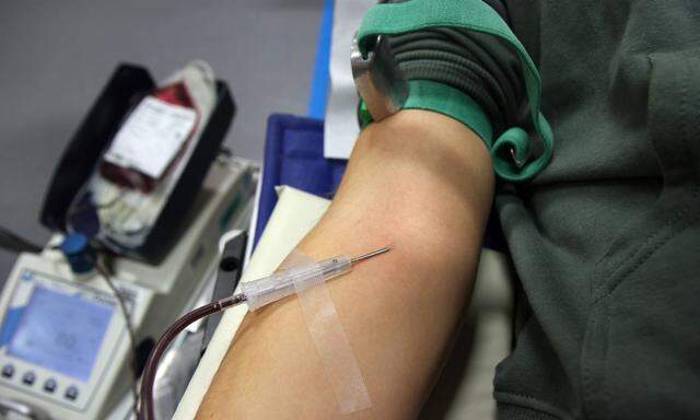 Die Covid-19-Pandemie hat viele Menschen krankheitsbedingt vom Blutspenden abgehalten.