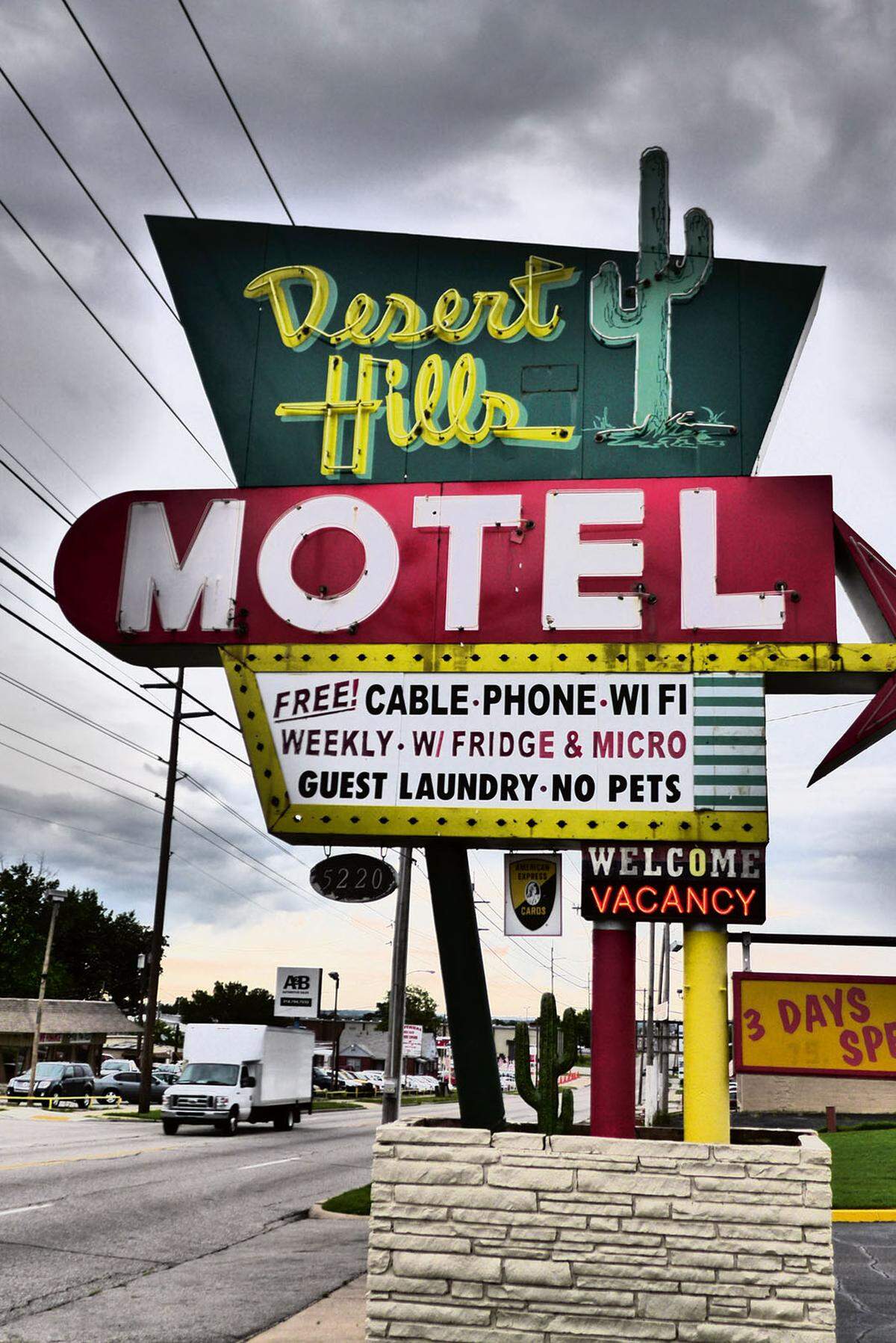 Oklahoma: In den seltensten Fällen wird auf die Architektur von Motels viel Phantasie verschwendet. Umso höher ist der Anspruch an Werbeschilder und Beleuchtung, wie hier in Tulsa.
