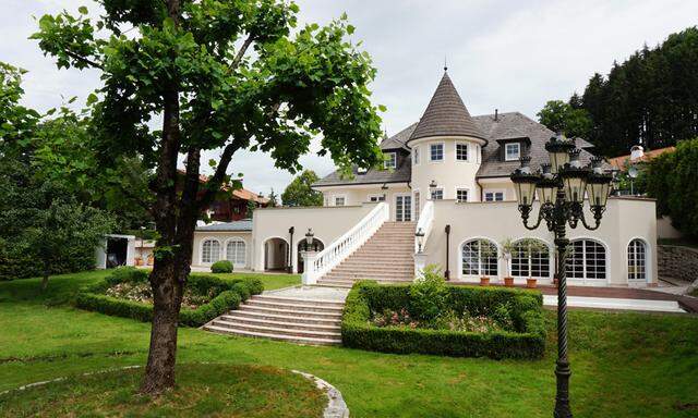 Prominente Villa in Salzburg mit Weitblick und Riesengrund.