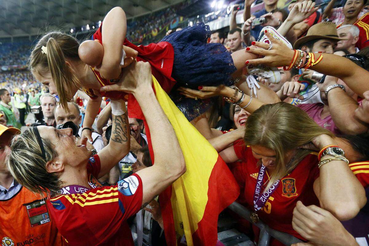 Nach dem Abpfiff durften auch die Kinder der spanischen EM-Helden feiern. Fernando Torres holte Töchterchen Nora aufs Feld.