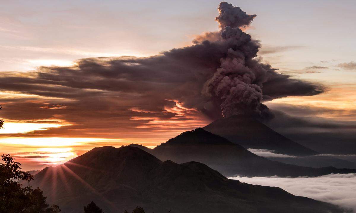 Seit rund zwei Monaten haben sich die seismischen Aktivitäten im Inneren des Vulkans erhöht. Doch nun warnen die Behörden, eine Eruption könne unmittelbar bevorstehen.