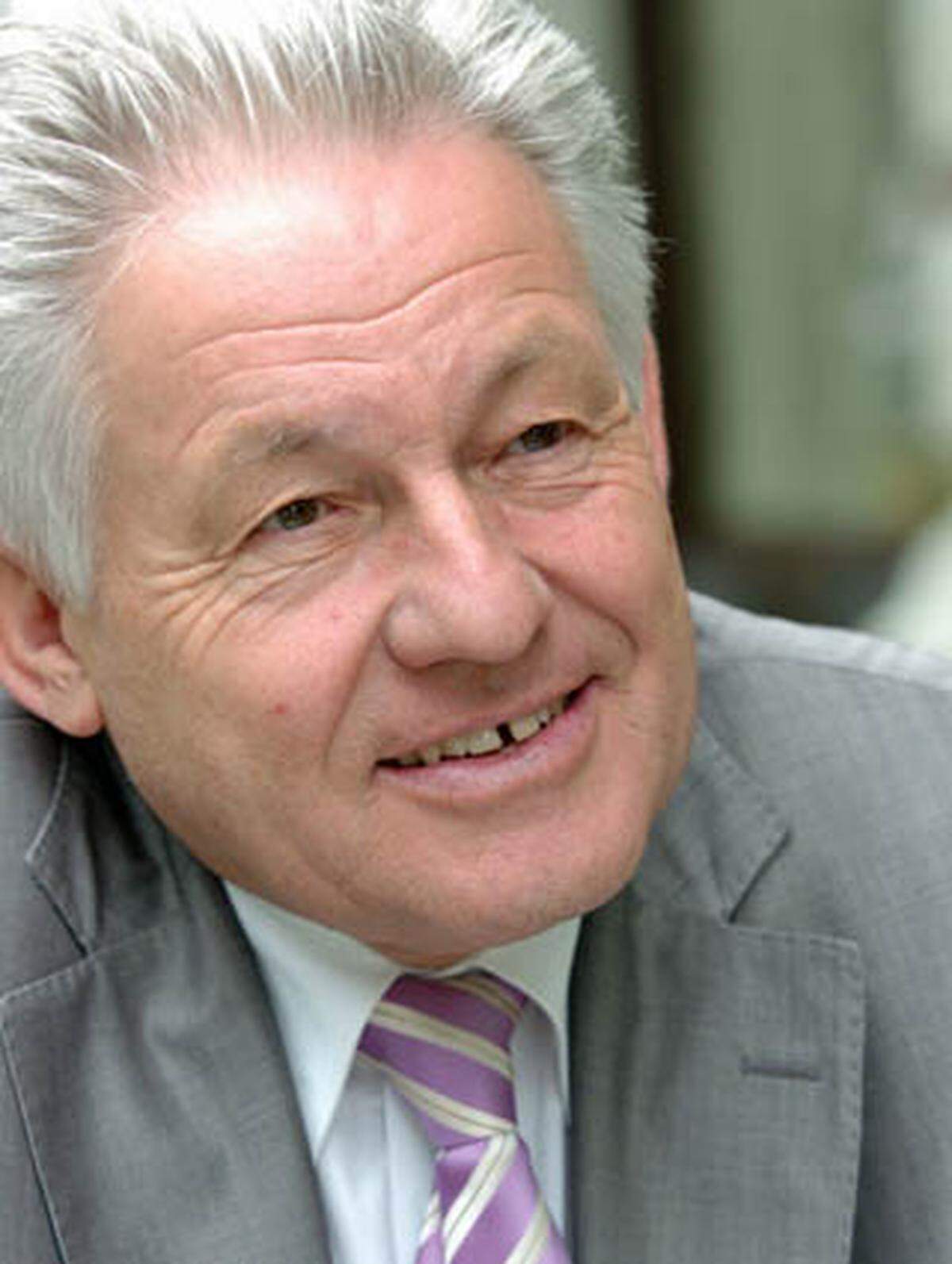 Pühringer wurde am 30. Oktober 1949 in Linz geboren. Schon sein Vater, ein Schneidermeister, war fast 20 Jahre lang in der Gemeindepolitik tätig. Pühringer selbst startete seine politische Karriere bei der Jungen ÖVP.