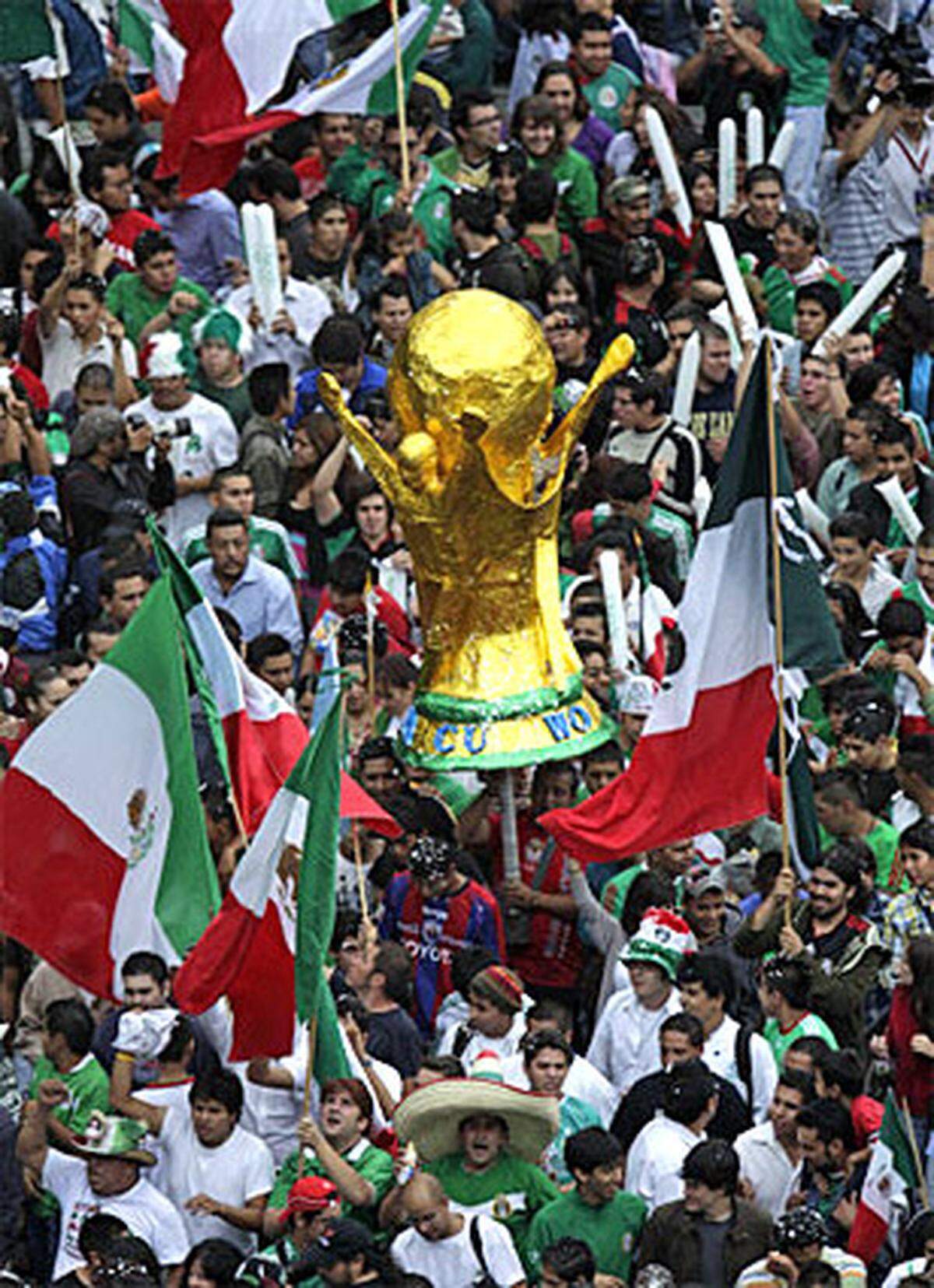 Die Fans von Mexiko trugen schon Nachbildungen der WM-Trophäe mit sich - nach der Überraschung gegen Frankreich erwartete man sich nun ganz viel.