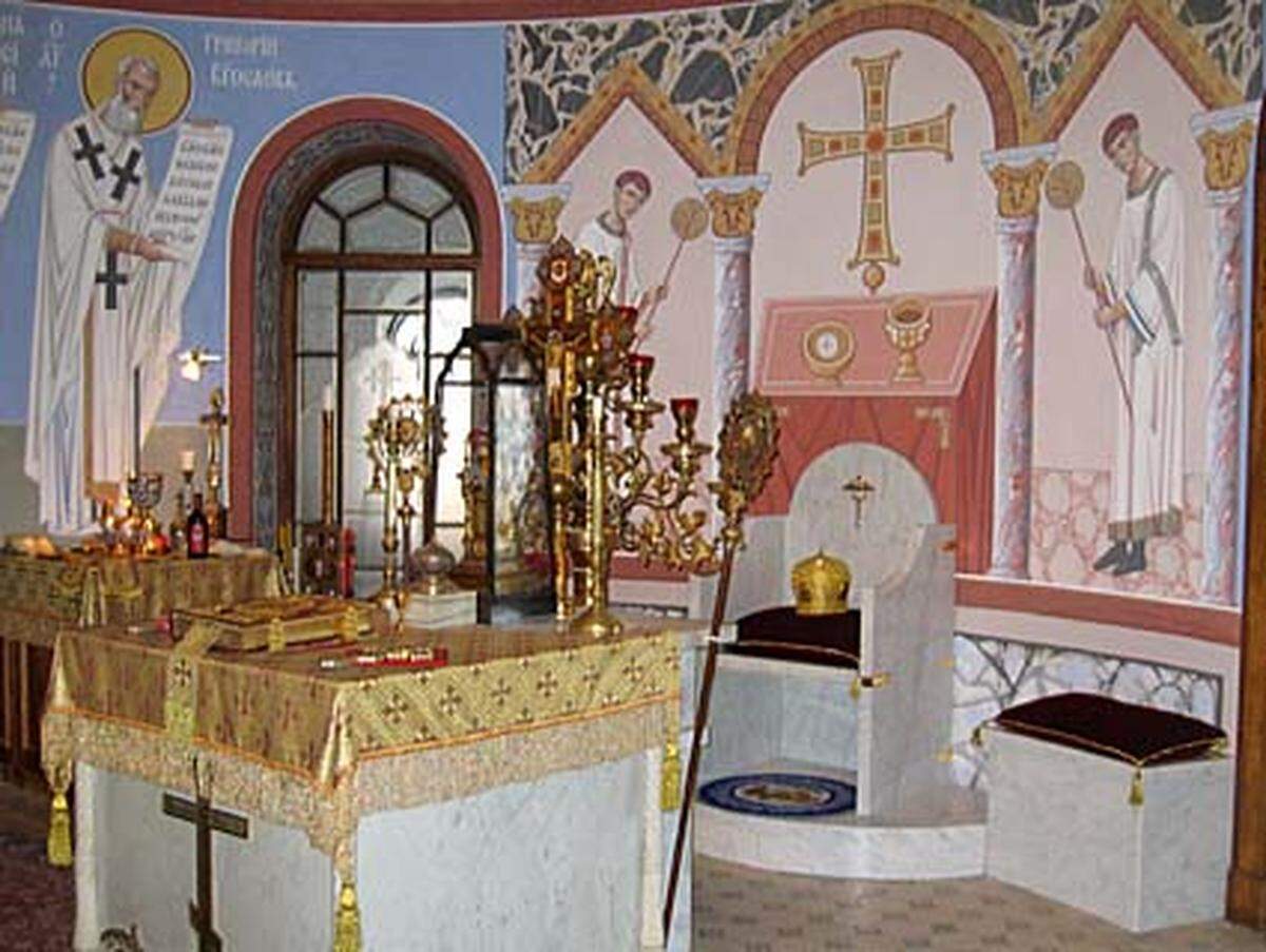 Im Altarraum selbst befindet sich ein Thron für den russisch-orthodoxen Bischof, der sich am Thron des Kaisers Karl orientiert.