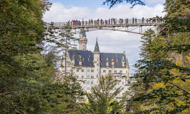Die Marienbrücke ist ein beliebtes Ausflugsziel. Von ihr hat man einen guten Blick auf Schloss Neuschwanstein in Hohenschwangau bei Füssen, das zu den bekanntesten Sehenswürdigkeiten in Deutschland zählt.