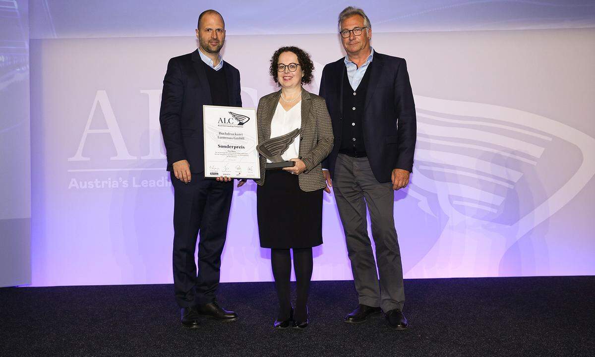 Der Sonderpreis Inklusion geht an die Buchdruckerei Lustenau GmbH (BuLu, v.l.): Wirtschaftslandesrat Marco Tittler, Preisträgerin und BuLu-Geschäftsführerin Christine Schwarz-Fuchs und Zero-Projekt-Repräsentant Michael Peter.    
