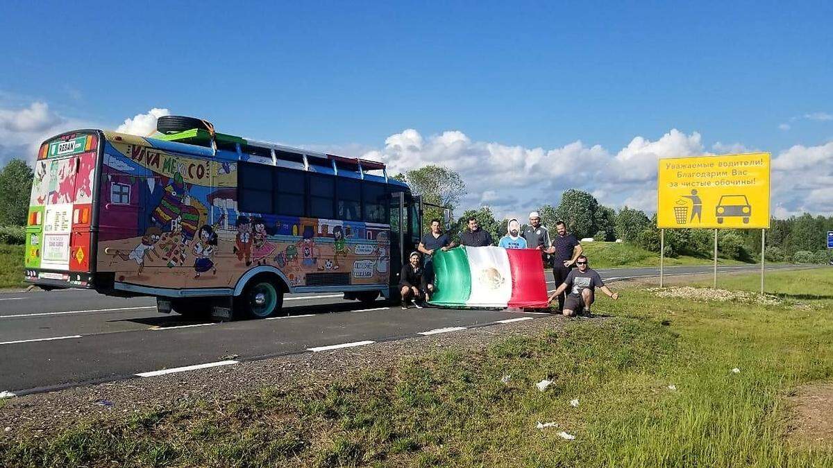 In ihrem selbst bemalten Bus "La Bendicion" (der Segen) reisten die Freunde von Mexiko nach Russland zur WM. Vorne mit dabei, natürlich Papp-Javier. Sie erfüllten sich damit einen Traum und geben nach eigenen Angaben dafür ihre Ersparnisse der letzten 4 Jahre aus.