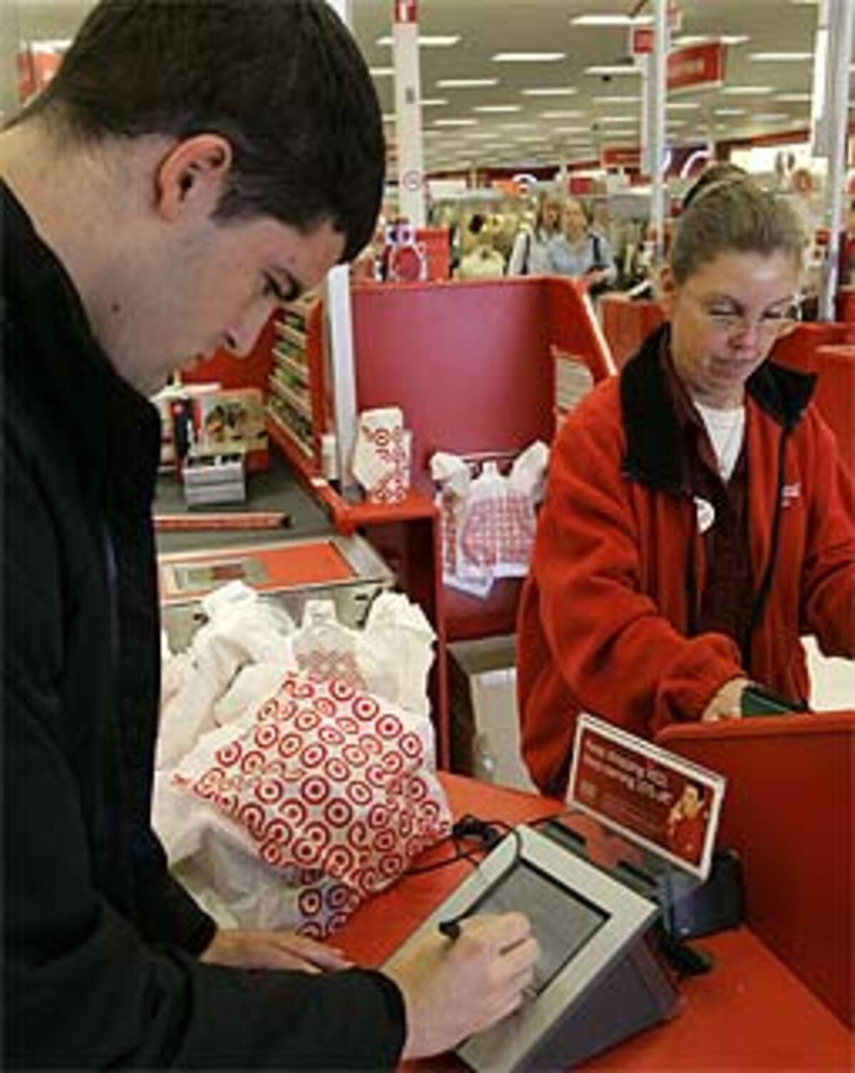 Seitdem die Häuserpreise in den USA fallen und die Banken Kredite immer strikter vergeben, weichen viele Konsumenten auf Kreditkarten aus."Das ist kein Wunder. Viele Verbraucher stehen mit dem Rücken zur Wand, weil die Lebenshaltung immer teurer wird", sagt Tim Westrich vom US-Think Tank Center for American Progress laut "Frankfurter Allgemeiner Zeitung".