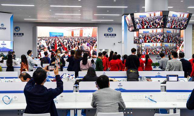 Archivbild aus dem Medienzentrum der 4. Internationalen Import Expo CIIE in Shanghai.